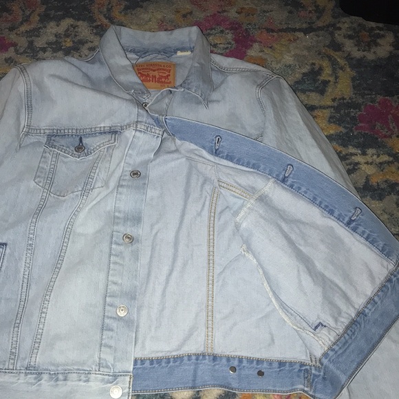 New light wash Levi’s Boyfriend Trucker Jacket - Picture 9 of 14